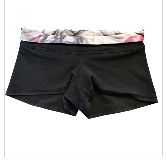 Lululemon🍋Black Bike Shorts With Foldover Flap Size 8/ 2.5” Inseam - Picture 2 of 4